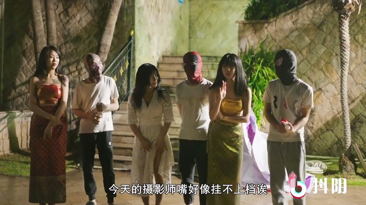 DYTM-002 抖音旅行射擊 之 西雙版納泳池派對的劇照13