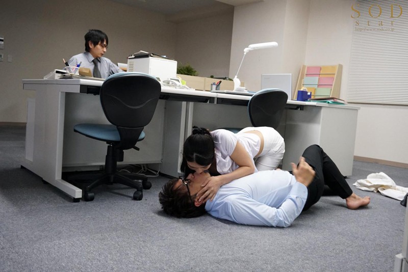 STARS-029 與路人皆回頭褲裝OL的禁忌社內幹砲  ~  本莊鈴 的劇照16