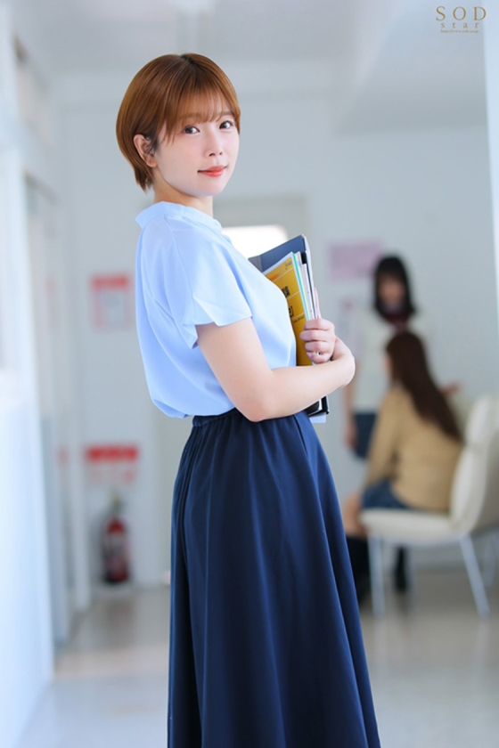 STARS-907 学校里有一位很受欢迎的女教师，她和男同學們到处乱搞的劇照17