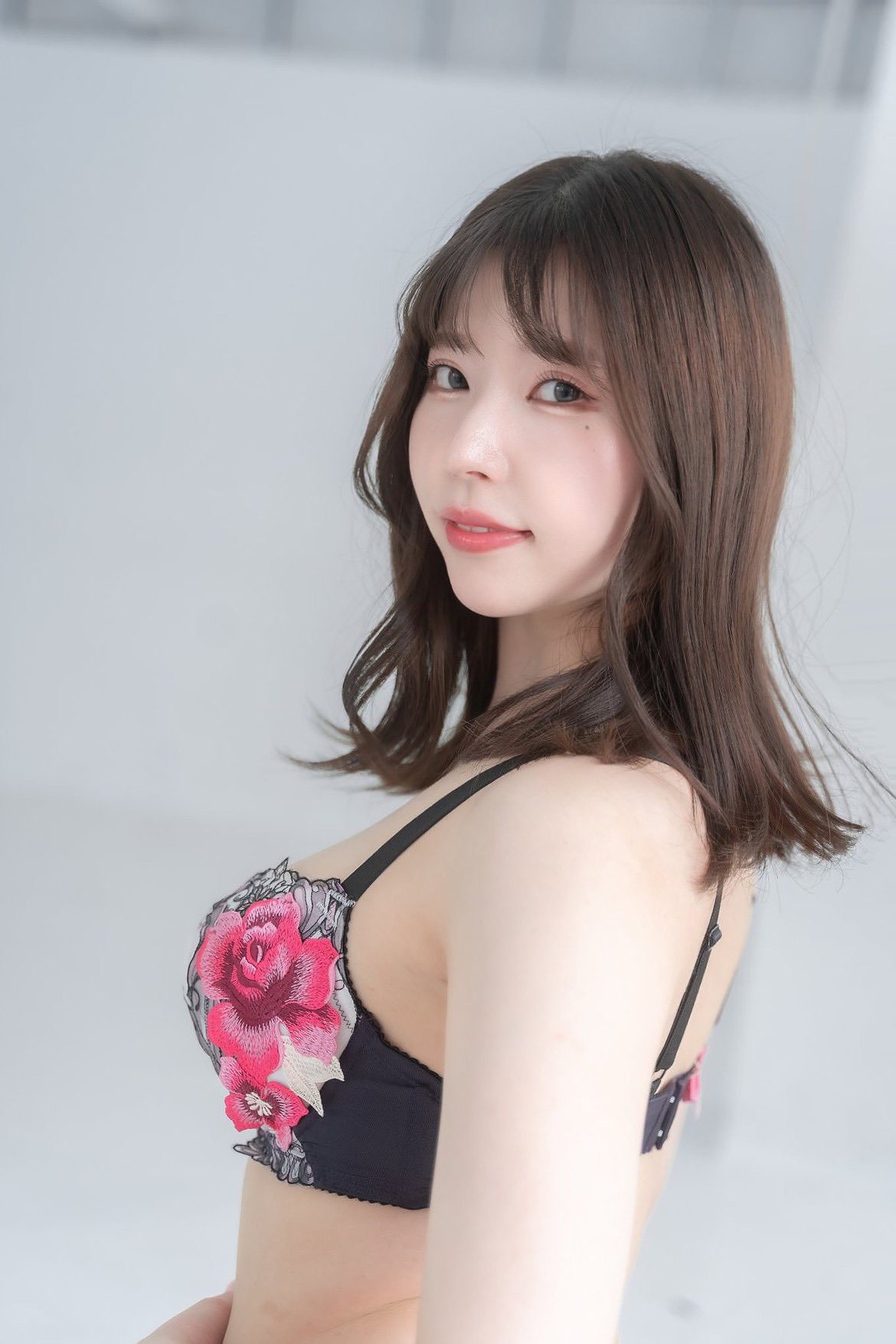 綾瀬舞菜第14張寫真