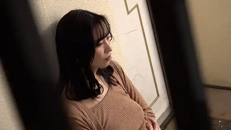 MDBK-305 長期偷窺鄰居家美人妻的我發現鄰居夫妻吵架後..屈服於乳頭和內褲鏡頭的誘惑的劇照16