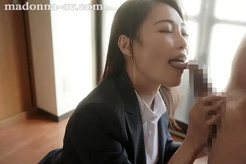 JUQ-468 房地產小姐用內褲和猥褻耳語勾引来看法的中年男人 反向NTR的劇照9