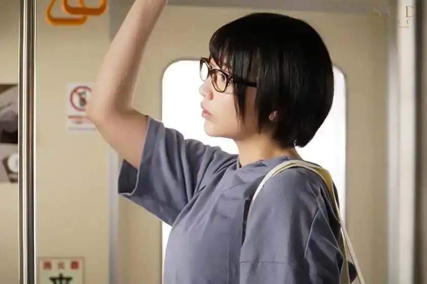 STARS-971 在擁擠的電車上被集體猥褻而無法發現聲音 奶子一直被痴漢撫摸的女大學生的劇照15