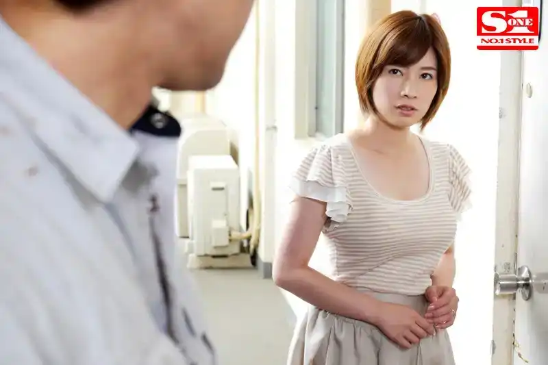 SSNI-034 《NTR 》在丈夫面前被強姦 - 妻子奥田咲被瘋狂雞巴强奸～的劇照9