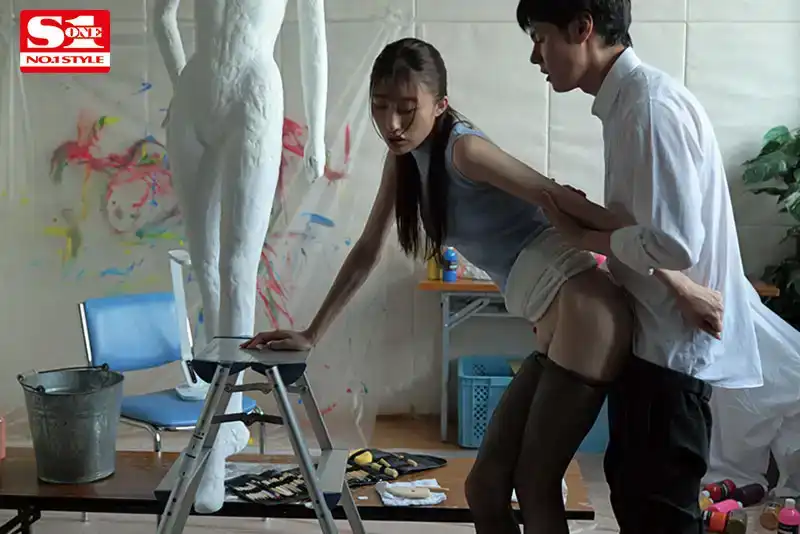 SONE-008   青春期男孩和穿着溼漉漉的黑絲襪的女老師～突如其來的大雨而無法回家的班主任和學生們的一個晚上～的劇照2