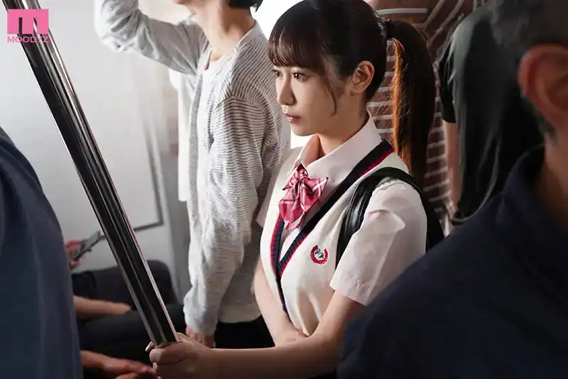MIDV-599 穿超短裙的大奶子女孩小野六花在擠車上學，被圍堵調戲，巨臀被搓精液顏射，無聲輪奸18次。的劇照12