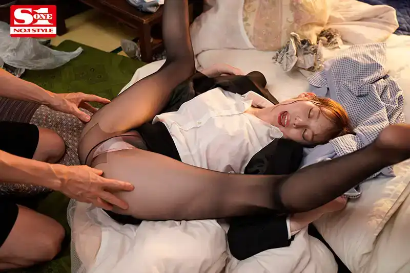 SSIS-980   新上任的女老師，不幸拜訪了一座垃圾房，那裏住着一位幾十年沒有過性生活的飢餓老人。的劇照4