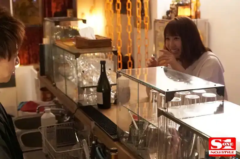 SSNI-119 偷窺真實紀錄片！23日，我們密集拍攝了湊莉久的私生活，在他經常光顧的酒吧裏抓到了一位僞裝成見習店員的帥哥泡妞達人，甚至還和他發生了性關系。的劇照10