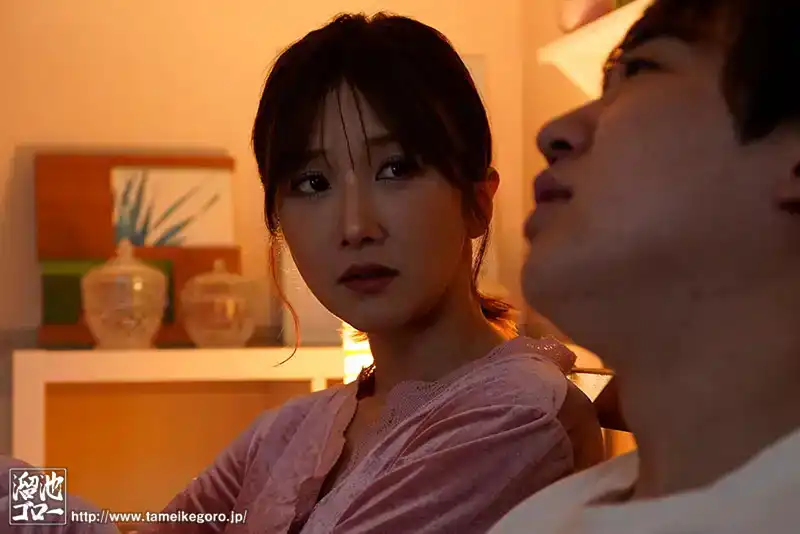 MEYD-878 因爲我孤獨…已婚人妻第一次有了外遇，絕望的日子等待着她。大槻響的劇照12