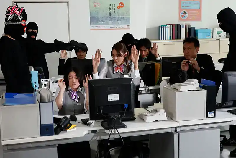 DASS-326 失去理智的銀行劫匪，輪奸人人羨慕的大奶子人妻的劇照9