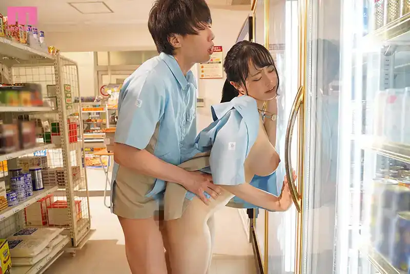 MIDV-625   H罩杯人妻因丈夫無能，而與男大學生偷情。每周做愛 20 次的劇照4