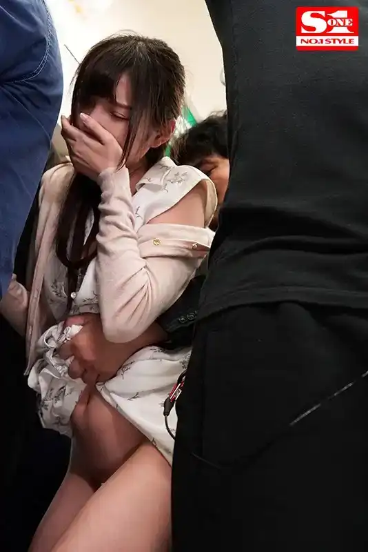 SSNI-157  脅迫集団 癡漢師用指尖撫摸大腿……雞巴摩擦臀部……苗條女大學生害怕發抖，無法反抗，被強奸的劇照3