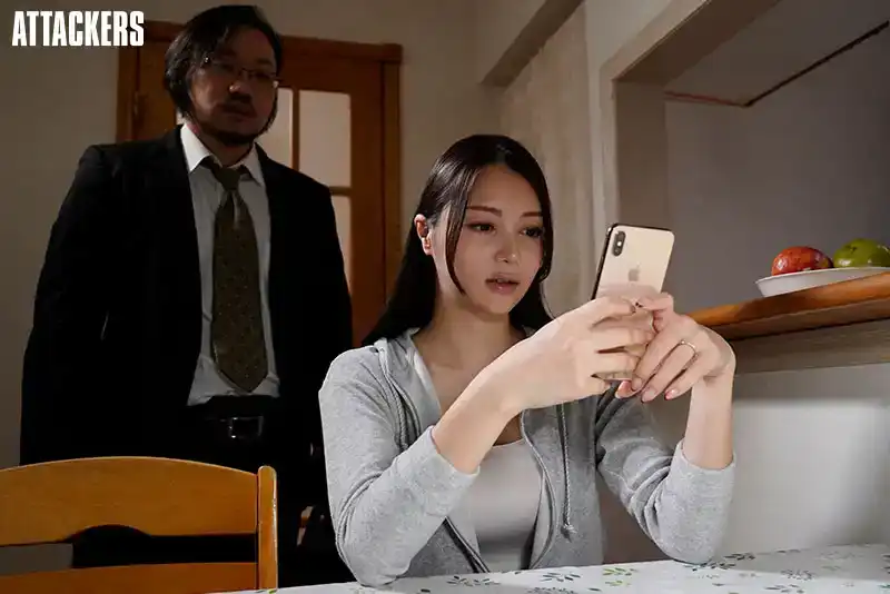 ADN-550 當我查看妻子的智能手機時，我發現她和我的同學有染。白峯美羽的劇照1