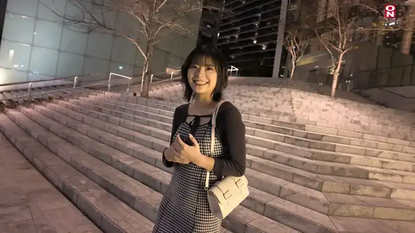 MOGI-132 【第一槍】在西餐廳打工的女大學生，經驗不足卻對情色感興趣的神奇美少女，顏值好，性格好，作風好，性覺醒是在什麼時候她在智慧型手機上看到了魔鏡的問題。有一天，18歲的劇照10