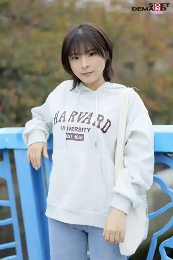 MOGI-132 【第一槍】在西餐廳打工的女大學生，經驗不足卻對情色感興趣的神奇美少女，顏值好，性格好，作風好，性覺醒是在什麼時候她在智慧型手機上看到了魔鏡的問題。有一天，18歲的劇照3