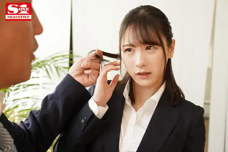 SONE-165 出差，竟然和一個我鄙視的中年性騷擾老板同住一個房間……持續到早上的性交的劇照10