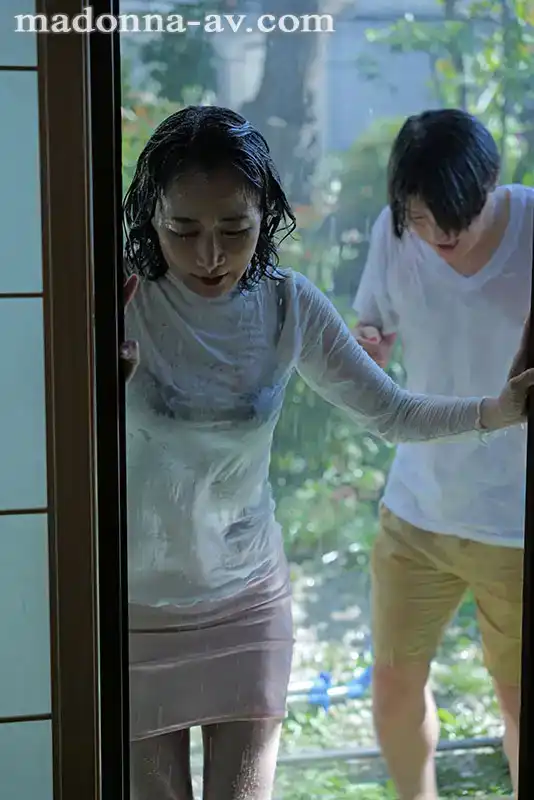 ROE-222 媽媽溼潤透明的身體。就我們兩個人在同一個屋檐下...一夜傾盆大雨。母親和兒子渾身溼透亂倫   瀬尾禮子的劇照10