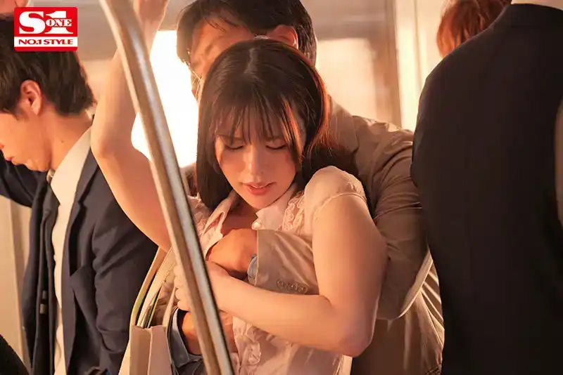 SONE-187 一名安靜的音樂學院女學生成爲了電車癡漢的目標，無法停止因爲比恐懼更多的快樂而高潮。黒島玲衣的劇照10