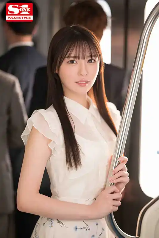 SONE-187 一名安靜的音樂學院女學生成爲了電車癡漢的目標，無法停止因爲比恐懼更多的快樂而高潮。黒島玲衣的劇照1