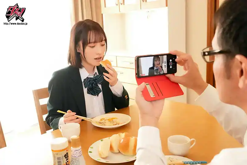 DASS-382 記錄了一個單純可愛的女兒靠著父親的精子長大的豐富吞食。的劇照10