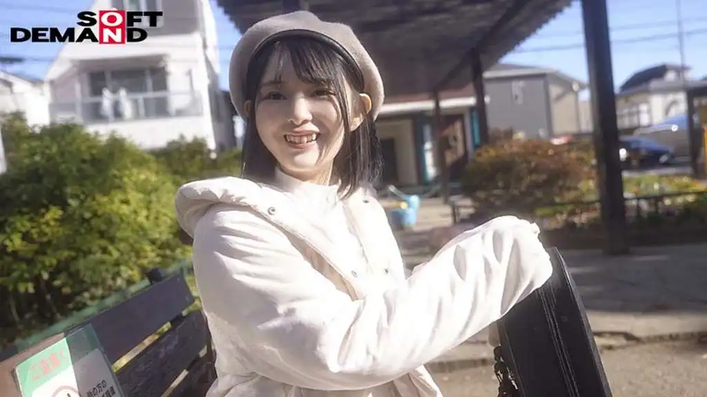 MOGI-134 有着八重齒的可愛小胸女大學生，愛好是小提琴，147釐米的娃娃臉，想舔她的乳頭 ~ 紬希ゆら的劇照1