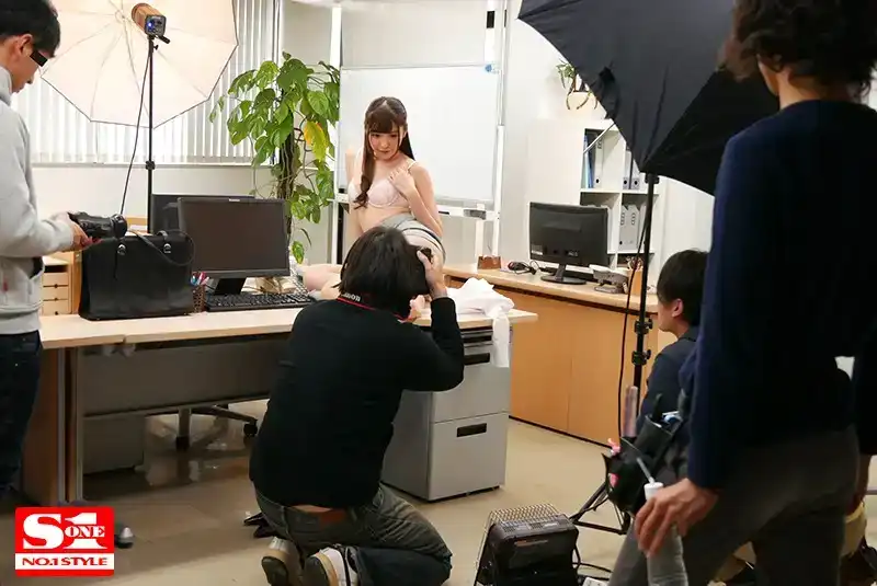 SSNI-209 偷窺實錄！66日，我們激烈拍攝橋本有菜的私生活，僞裝成攝影師助理的帥哥搭訕藝人被抓住，然後與橋本有菜發生了性關系的劇照10