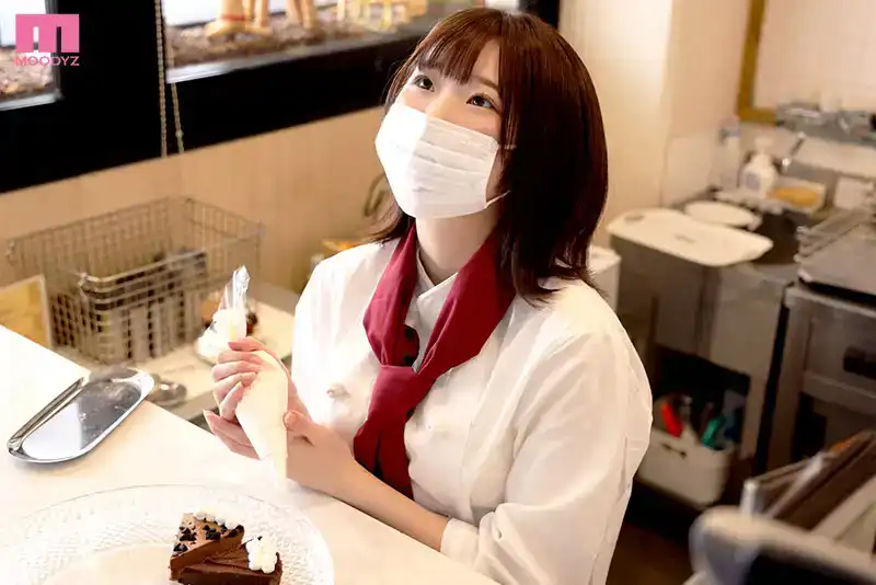 MIFD-485 新人報到 在二星級餐廳實習的新晉糕點師素人女孩，性欲強烈，摘下面具，露出乳房中出中出AV出道！！的劇照9