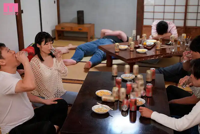 MIDV-709 訓練營中出大亂交11P，被10人射出20多管精液的驚人陰道，讓男部成員喝醉並索取精子的無與倫比的女孩！ ~ 八森若菜的劇照10