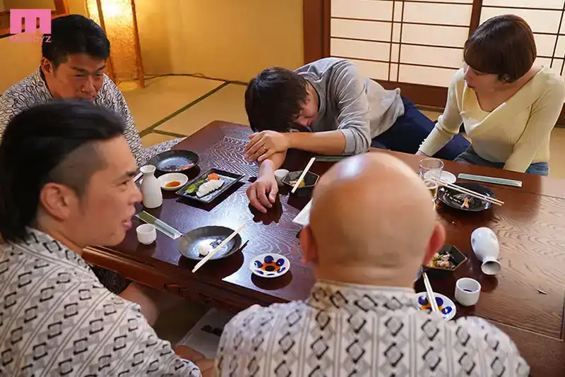MIDV-702 爲了懷孕的溫泉NTR中出亂交，擔心不能生孩子的妻子和我一起去了她討厭的鄰裏會。那天晚上，要和那些男人一起洗澡…… ~ 宍戸裏帆的劇照10