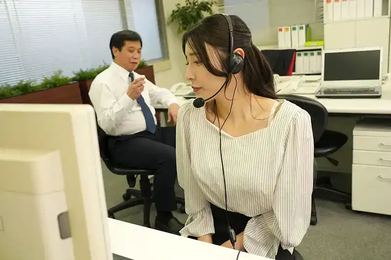 NKKD-334 呼叫中心的人妻 聽筒中傳來接待員妻子悲傷的嘆息聲 森澤佳奈的劇照5