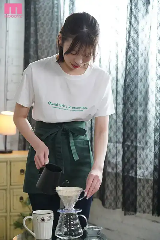MIFD-488 新人，20歲！在杉並區工作、擁有美麗曲線身材的某知名咖啡店咖啡店服務員微笑着以AV出道！~ 伊織さくら的劇照11