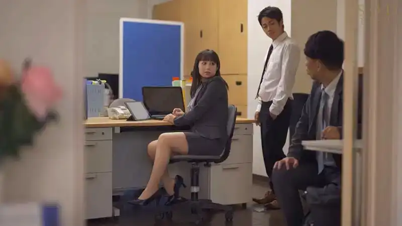 START-050 當我和公司的兩個男同事一起喝酒時，氣氛變得淫蕩起來，……矢埜愛茉，美麗的OL，在辦公室和家裏都亂搞的劇照5