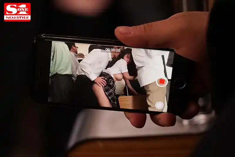SSNI-257 H罩杯制服正妹強・制・連・結 爆乳被揉擠的猥褻電車 ~ 夢乃愛華的劇照6