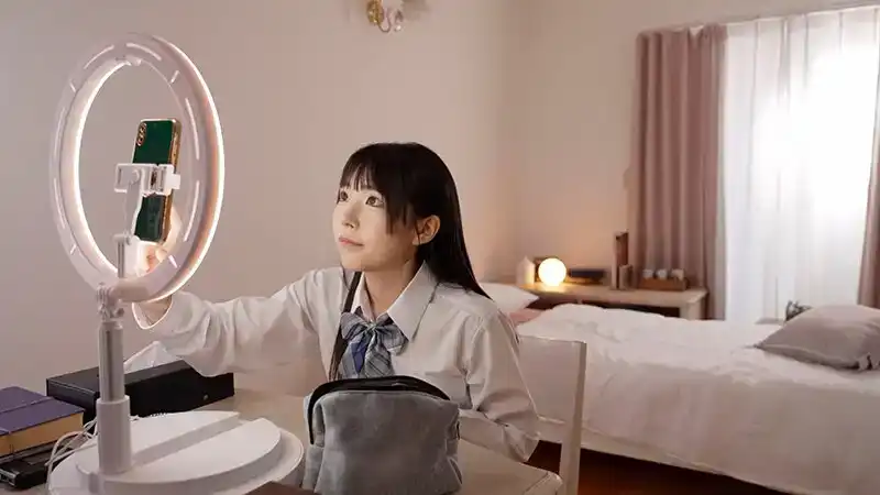 REAL-848 美麗的皆月光在一次偶然的機會後被令人毛骨悚然的中年男人盯上，並在她家中被跟蹤並強奸了羞辱性的直播 -皆月光的劇照1