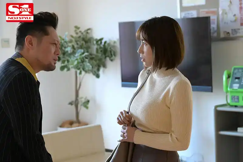 SONE-024 貧困人妻打工時被迫穿着暴露巨乳的制服上班 ~ 奧田咲的劇照10