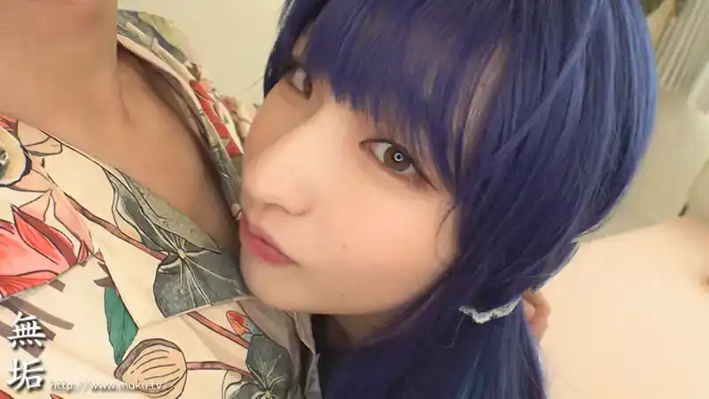 MUKC-053 148cm美女coser的真面目是……沉迷精子的變態小穴。在男友的要求下，周圍都是她不認識的男人，她隨心所欲地自慰，幾秒鍾就高潮了，並且不可避免地在肉穴上進行輪奸。的劇照12