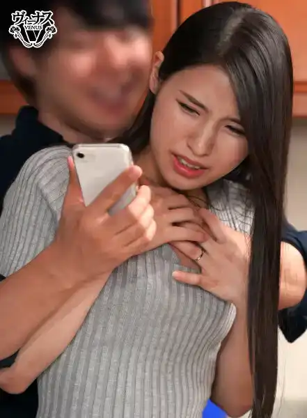 VEC-651 我朋友的母親在她兒子面前被強制內射   橘京花的劇照6
