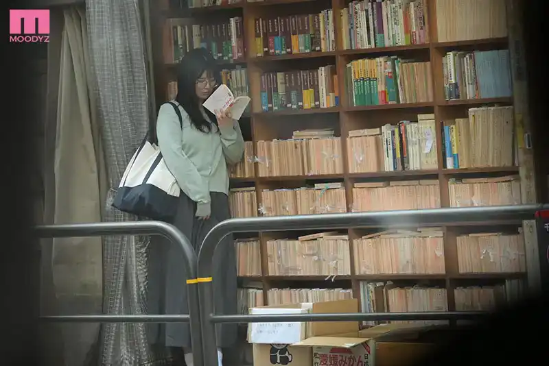 MIAB-249 新人：在二手書店逛的戴眼鏡的女文青，原來是一個有着巨乳的變態女，偷偷看色情小說自慰的劇照10