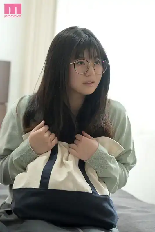 MIAB-249 新人：在二手書店逛的戴眼鏡的女文青，原來是一個有着巨乳的變態女，偷偷看色情小說自慰的劇照9