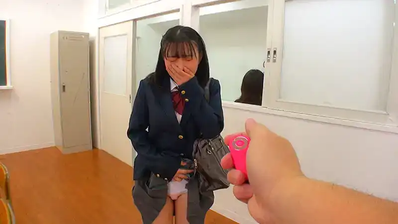 DSJH-003 三者面談時塞在下體的遙控振動器讓她們感到恥辱的劇照11