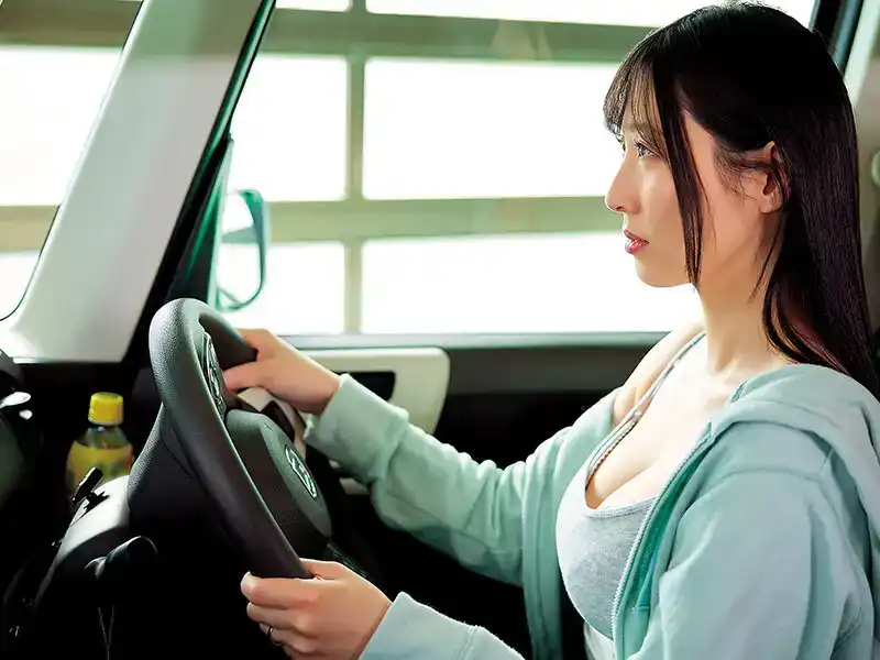 DVAJ-657 町田市39歲，每天都忙碌於接送孩子的貨車司機人妻在閒暇之餘卻和打工的大學生車震 ~ 藤咲紫的劇照19
