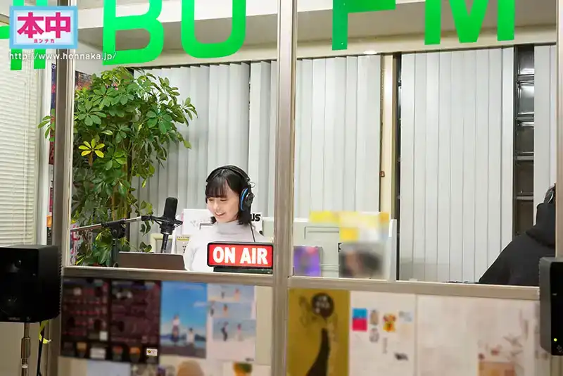 HMN-580 MC和喘氣聲你喜歡哪個？地區電視臺主持，顏出NG的神隱少女，許可中出的那天，以前聽過這個聲音！新人愛葉陽葵首次亮相 AV DEBUT的劇照9