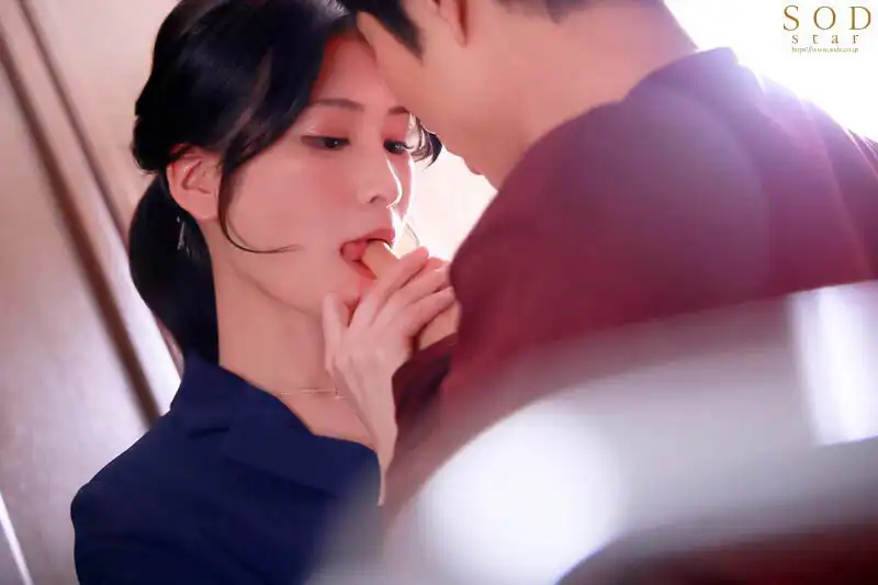 START-097 美腳淫蕩房產中介本莊鈴帶着一對情侶客戶看房時寢取了男客戶，讓客戶中出 ~ 本莊鈴的劇照5