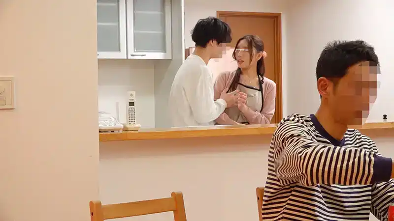 DVMM-126 新婚父親在魔鏡後邊裏看到！巨乳繼母和處男兒子旁若無人的在房間裏瘋狂中出的劇照9