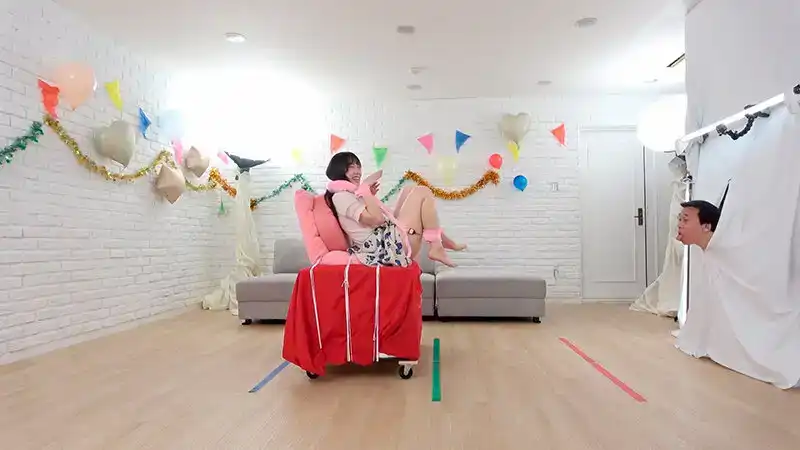 DVMM-129 拘束！女大學生限定的淫女測驗！我答錯了，大叔的大雞巴直接就甩我臉上了的劇照11