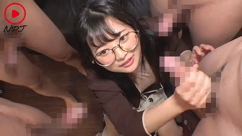 NPJS-061 網上約的充滿好奇想看男人雞巴的素人妹子，被同時6根雞巴操的劇照7