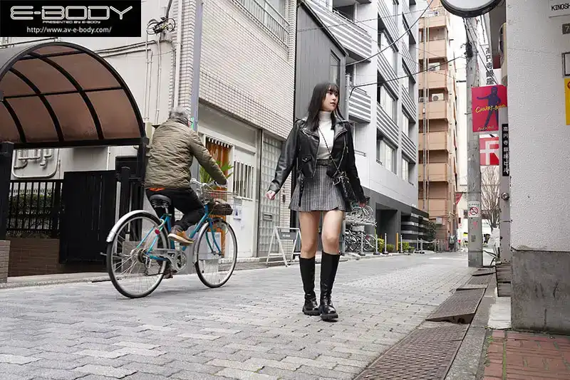 EBWH-143 讓你舔性感女體的戀物攝影，完美身材VS 8大男人120分鍾不間斷亂交。 ~ 雨宮響的劇照10