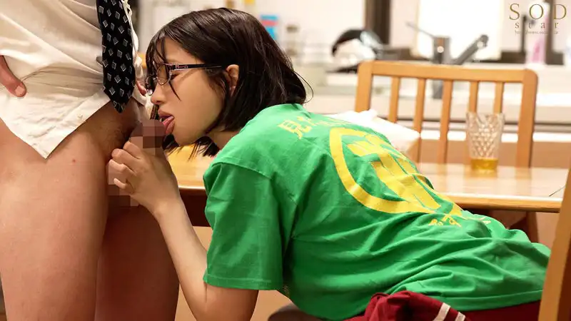 START-143 我上門拜訪的一位有心理問題的23歲宅喪女有個怪習慣，嘴裏隨時都要含着點東西。那，叔叔的大雞巴你覺得如何？ ~ 唯井真尋的劇照14