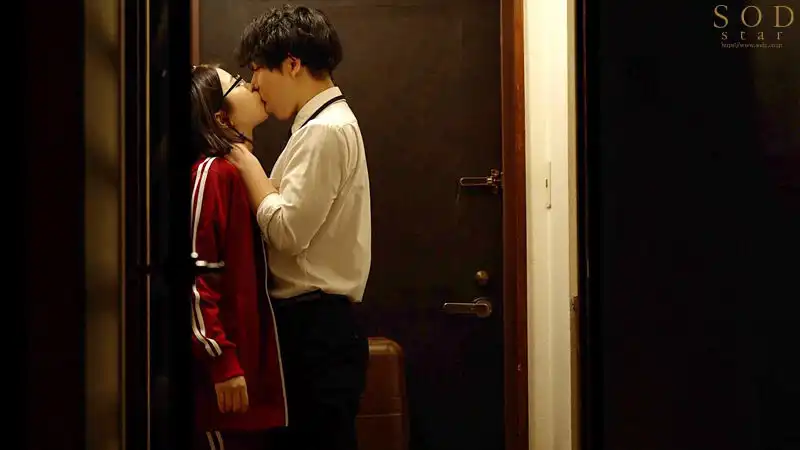 START-143 我上門拜訪的一位有心理問題的23歲宅喪女有個怪習慣，嘴裏隨時都要含着點東西。那，叔叔的大雞巴你覺得如何？ ~ 唯井真尋的劇照3