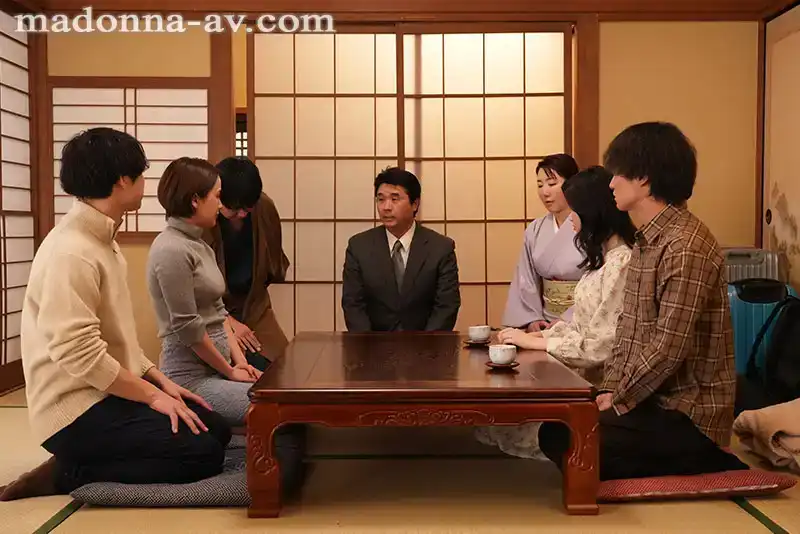 JUQ-809 交換人妻的旅行 - 預訂的旅館只有一間房間可用。 ~ 向井藍 沙月文乃的劇照10